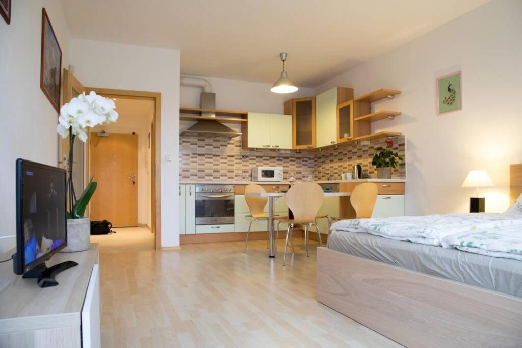 Modern Apartments - Airport 8Mins Prag Exterior foto
