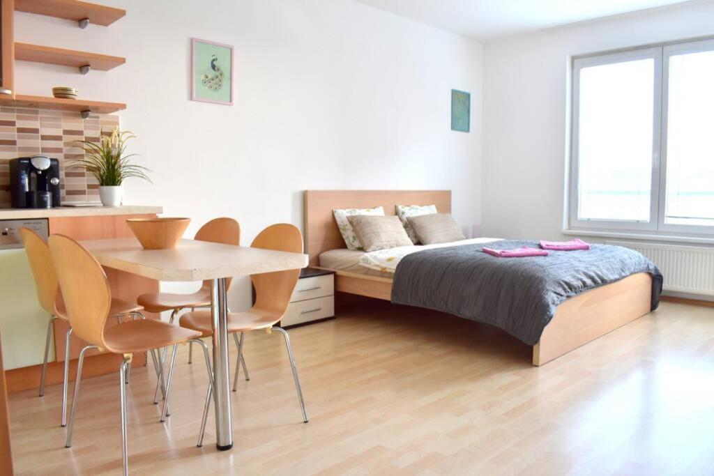 Modern Apartments - Airport 8Mins Prag Exterior foto