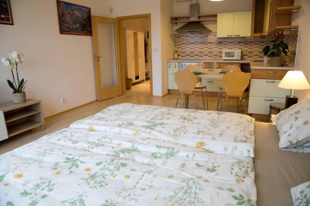 Modern Apartments - Airport 8Mins Prag Exterior foto